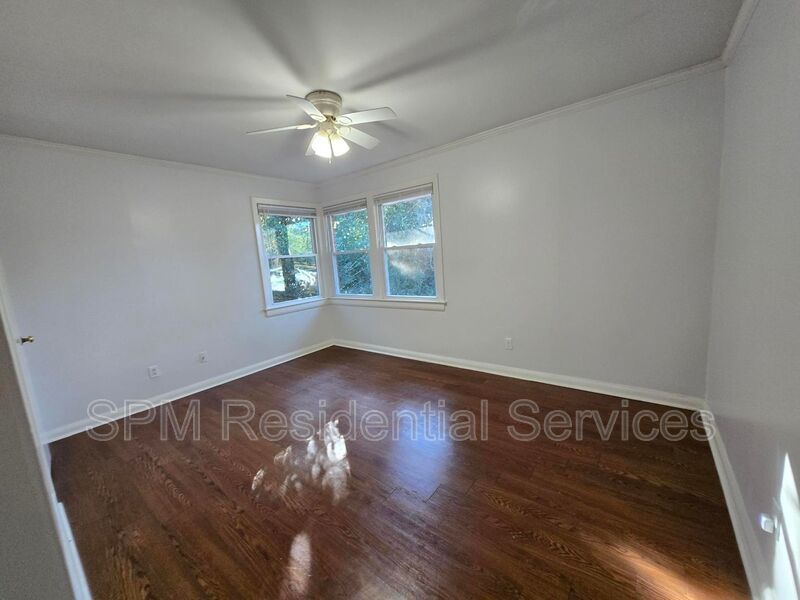 3 Bedroom w/fenced in back yard and BRAND-NEW Kitchen! property image