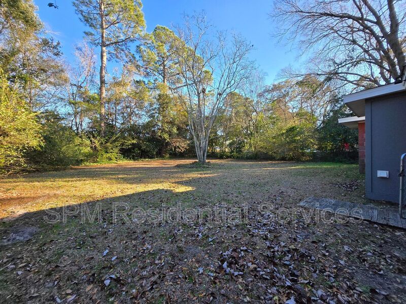 3 Bedroom w/fenced in back yard and BRAND-NEW Kitchen! property image