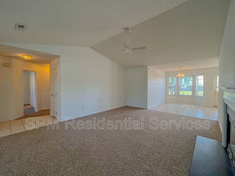 3 Bedroom in Beautiful neighborhood in Newbury Woods property image