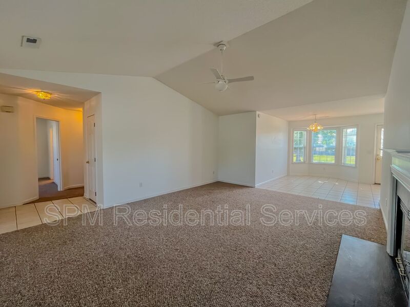 3 Bedroom in Beautiful neighborhood in Newbury Woods property image