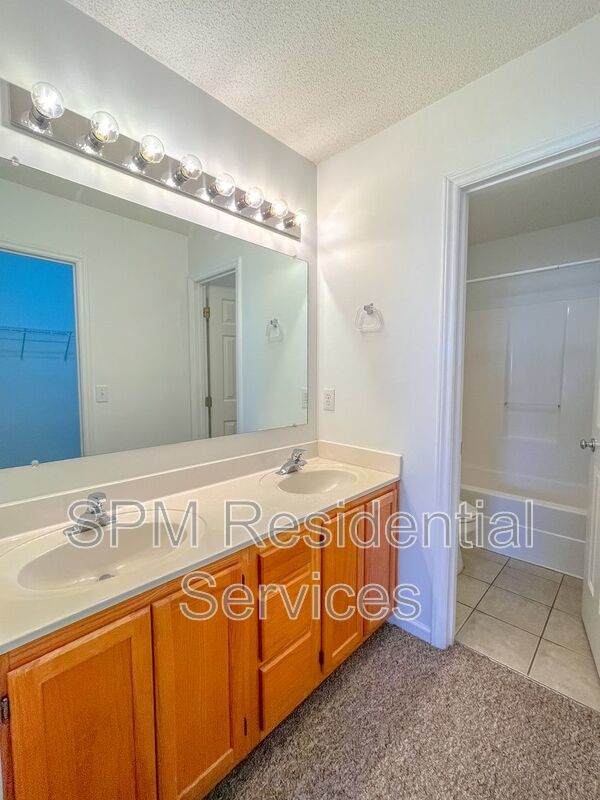 3 Bedroom in Beautiful neighborhood in Newbury Woods property image