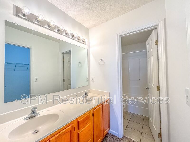 3 Bedroom in Beautiful neighborhood in Newbury Woods property image