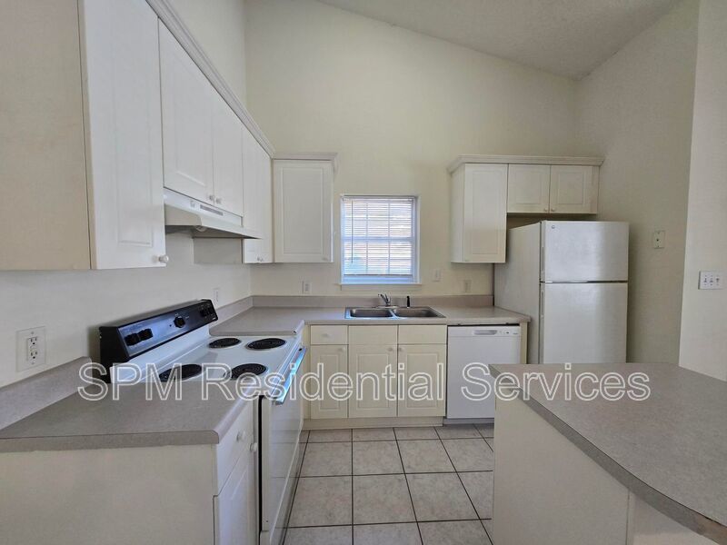 Lake Avenue Patio Homes - Tile Floors & Vaulted Ceilings property image
