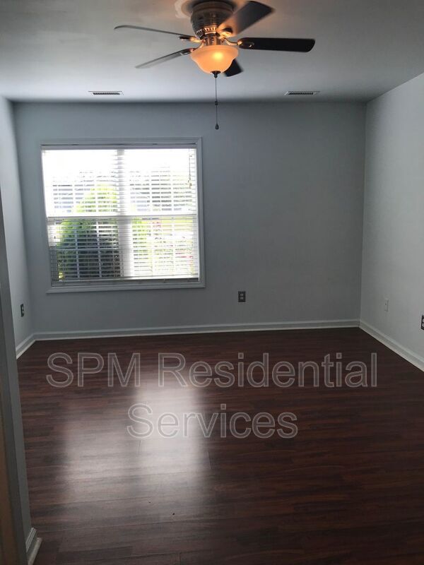 Large yard, Kitchen Island property image