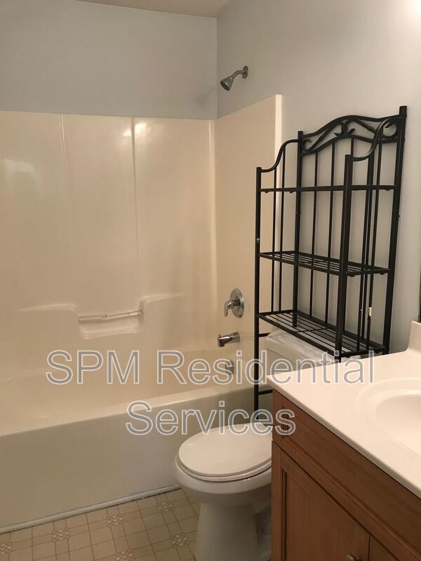 Large yard, Kitchen Island property image