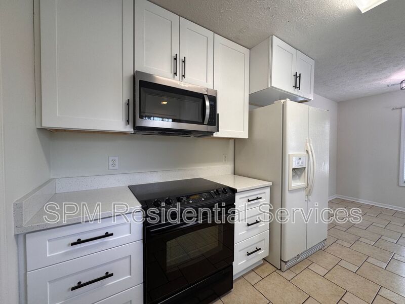 Stoney Creek Plantation -Screened In Back Patio, Large Fully Fenced Backyard, Washer & Dryer Included property image