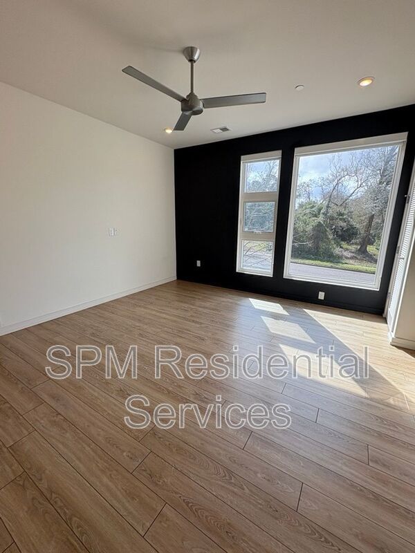 1st Floor, 2Bed/2Bath, Downtown, Close to CFCC property image