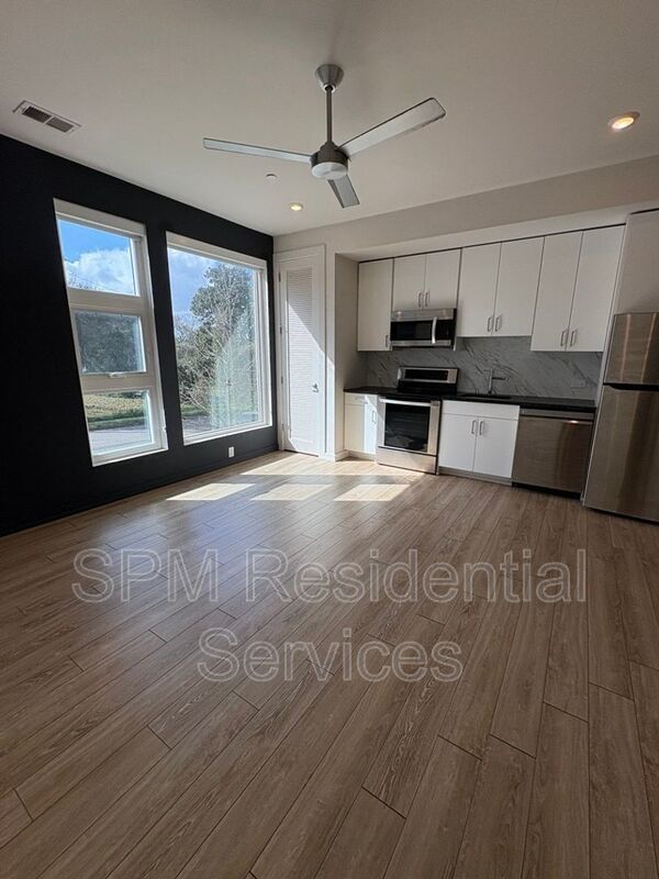 1st Floor, 2Bed/2Bath, Downtown, Close to CFCC property image