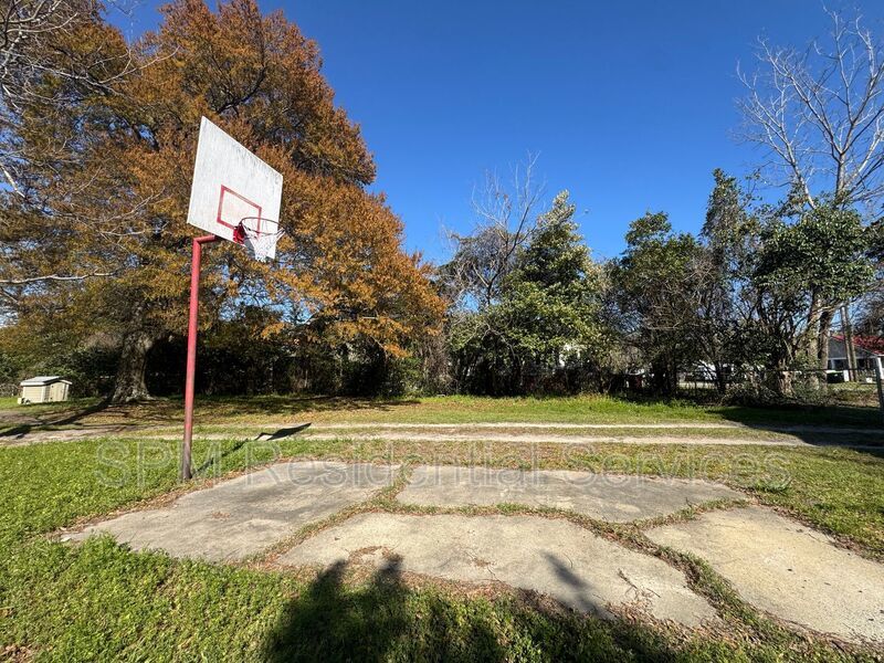 Castle Hayne - Bonus Room, Large Backyard, 3 Miles from Downtown Wilmington property image