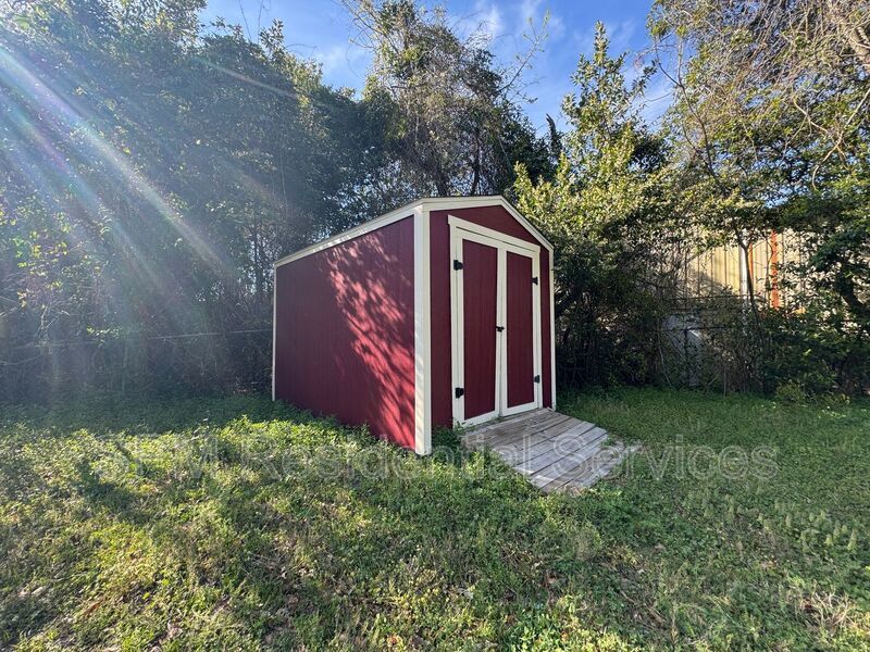 Castle Hayne - Bonus Room, Large Backyard, 3 Miles from Downtown Wilmington property image