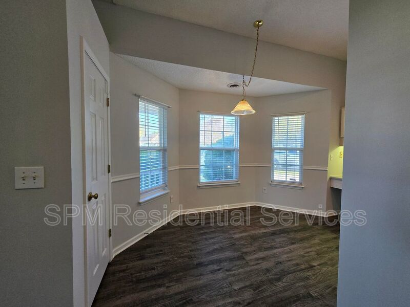 3 bedroom in a quiet neighborhood property image