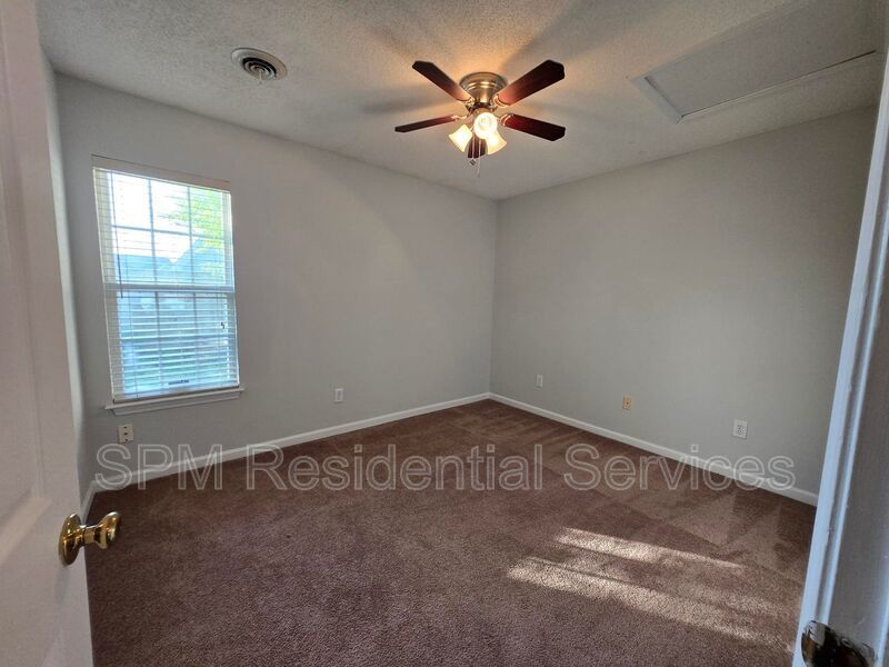 3 bedroom in a quiet neighborhood property image