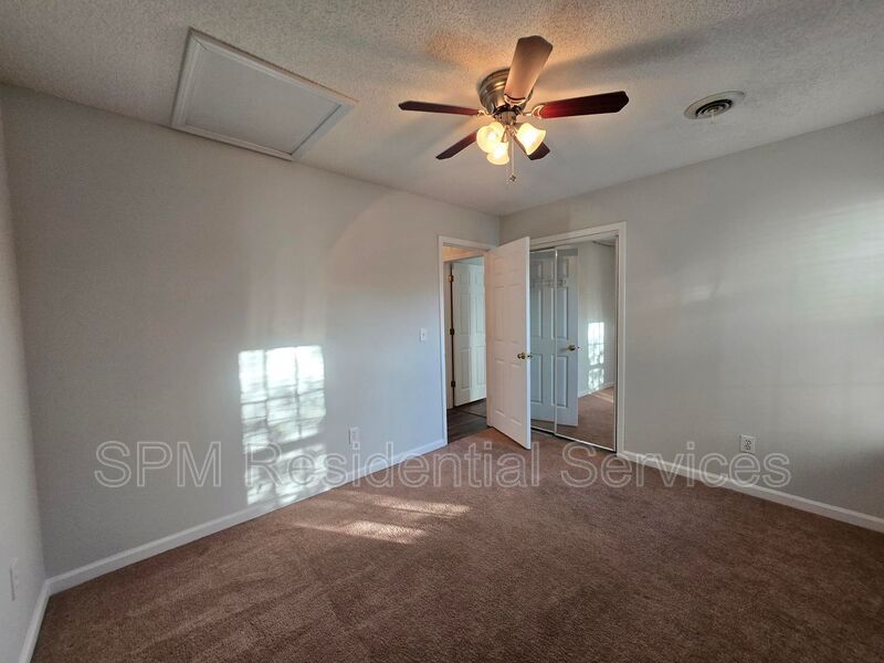 3 bedroom in a quiet neighborhood property image