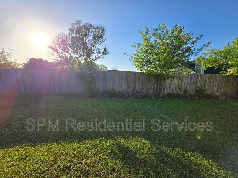 3 bedroom in a quiet neighborhood property image