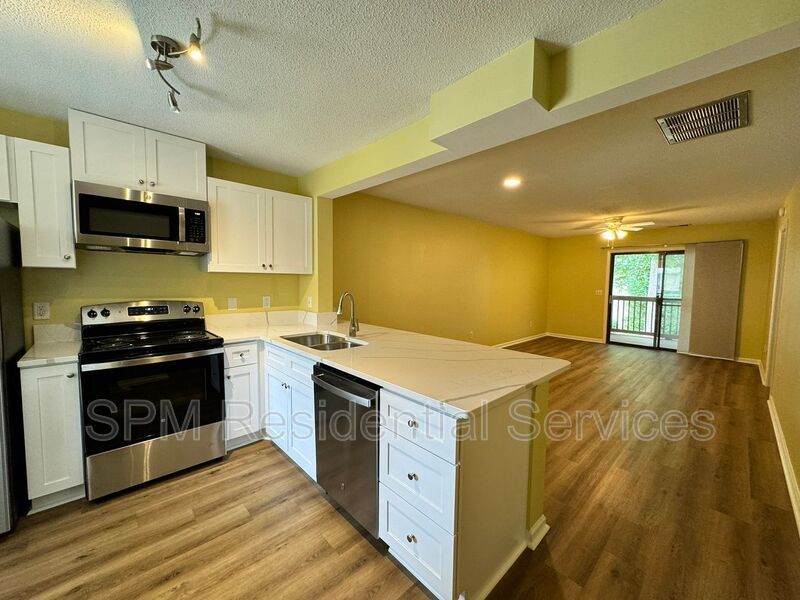 Park Place - 2 Bed 2 Bath End Unit (Lots of updates) + Community Pool property image
