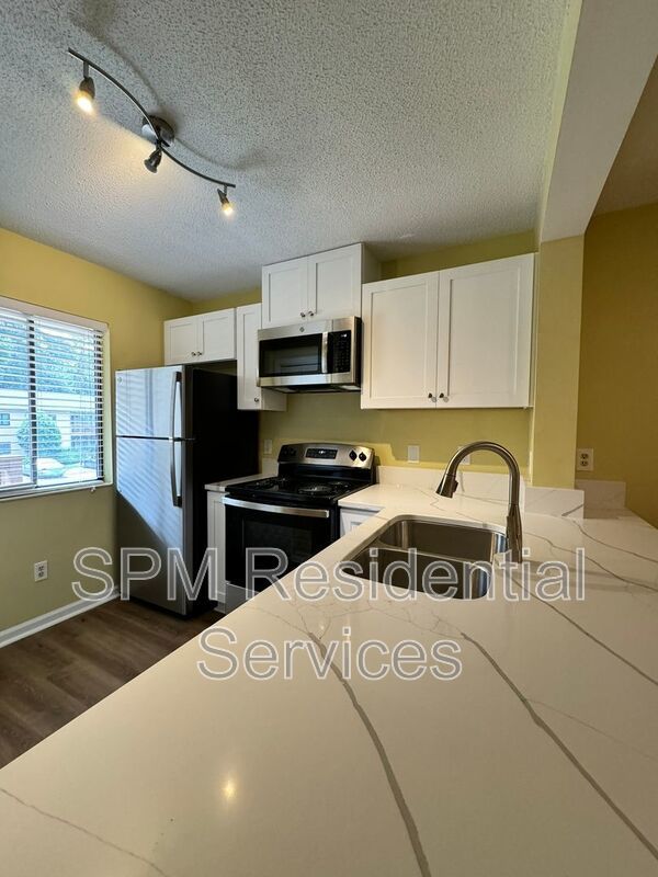 Park Place - 2 Bed 2 Bath End Unit (Lots of updates) + Community Pool property image