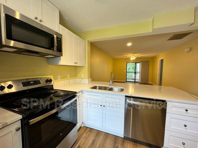 Park Place - 2 Bed 2 Bath End Unit (Lots of updates) + Community Pool property image
