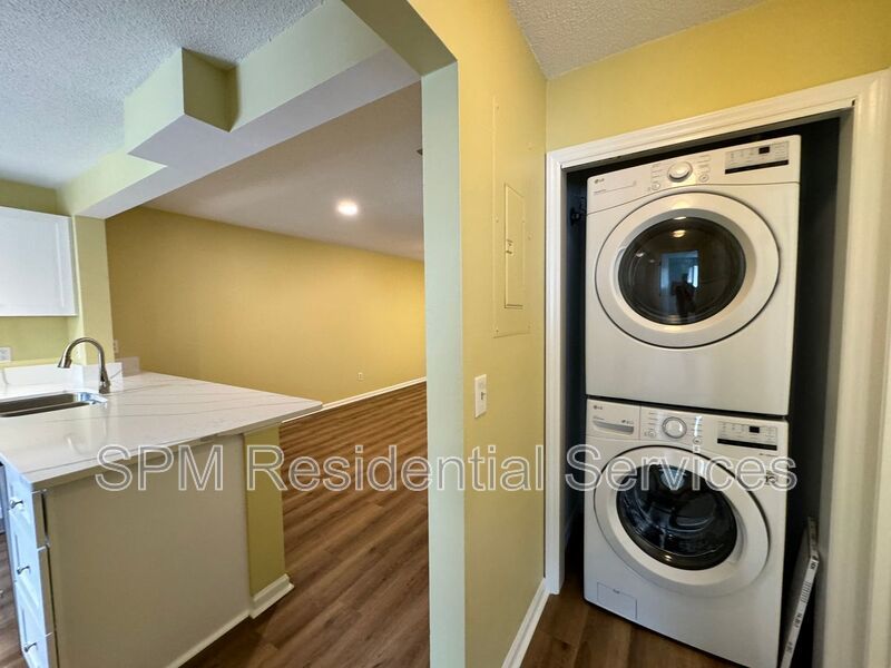 Park Place - 2 Bed 2 Bath End Unit (Lots of updates) + Community Pool property image