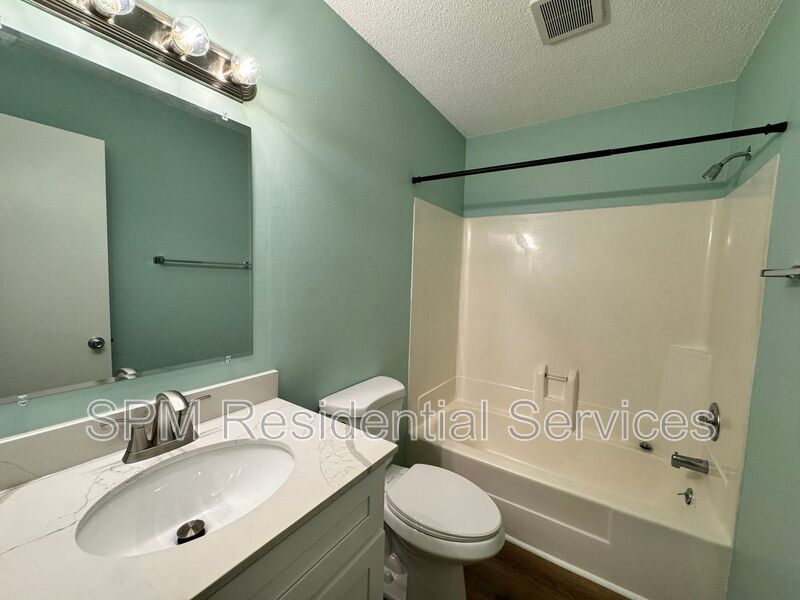 Park Place - 2 Bed 2 Bath End Unit (Lots of updates) + Community Pool property image