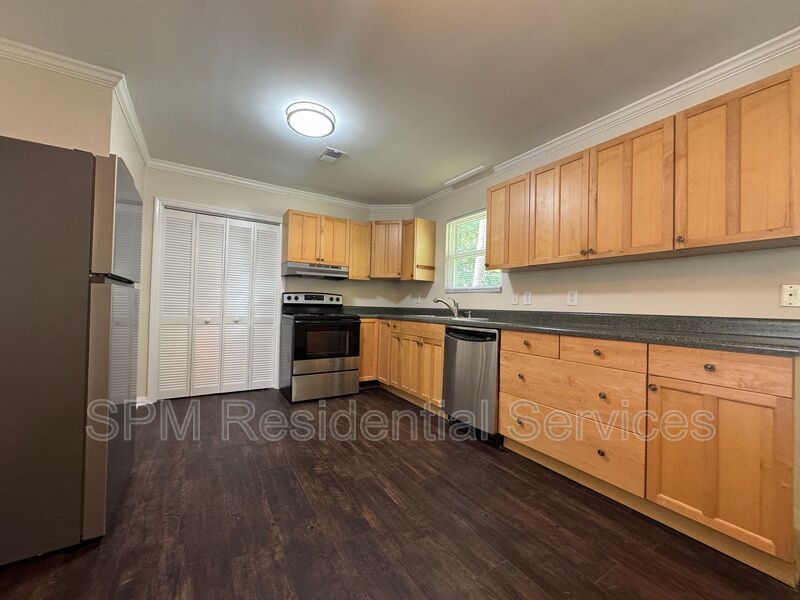 3 Bedrooms!  Screened in Porch! property image