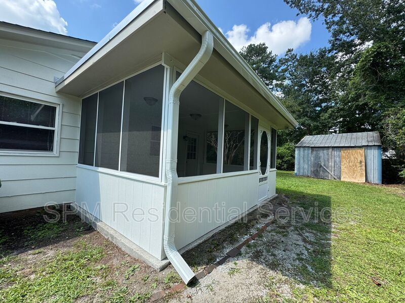 3 Bedrooms!  Screened in Porch! property image
