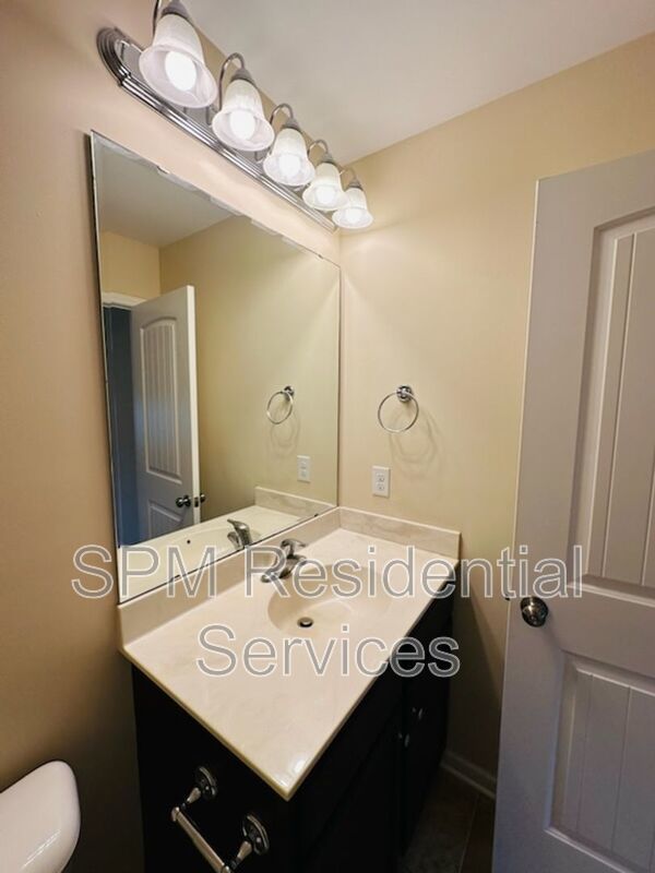 Charming 2 Bed / 2 Bath Townhouse minutes from Carolina Beach property image