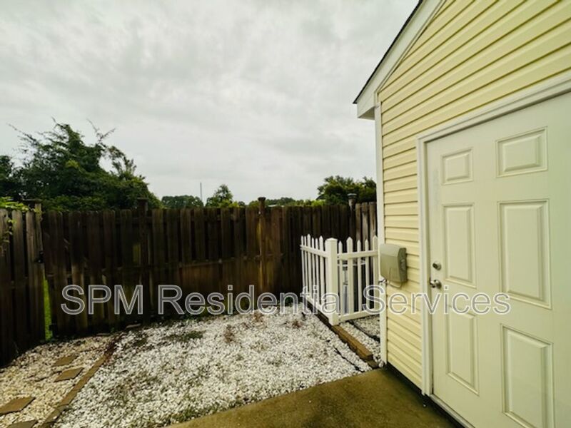 Charming 2 Bed / 2 Bath Townhouse minutes from Carolina Beach property image