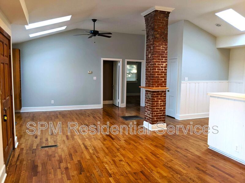 Great Location! 3 Bed 1 Bath - Hardwood Floors & Outdoor Shower property image