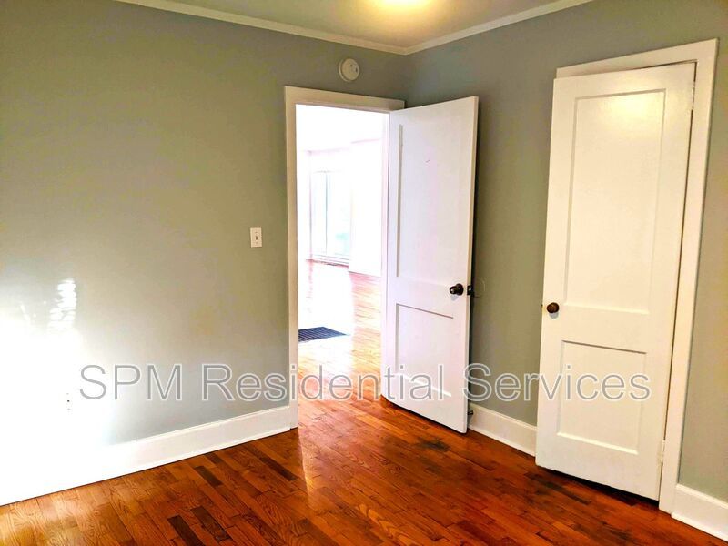 Great Location! 3 Bed 1 Bath - Hardwood Floors & Outdoor Shower property image