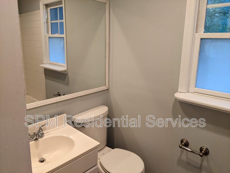 Great Location! 3 Bed 1 Bath - Hardwood Floors & Outdoor Shower property image