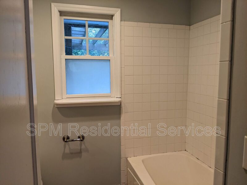 Great Location! 3 Bed 1 Bath - Hardwood Floors & Outdoor Shower property image