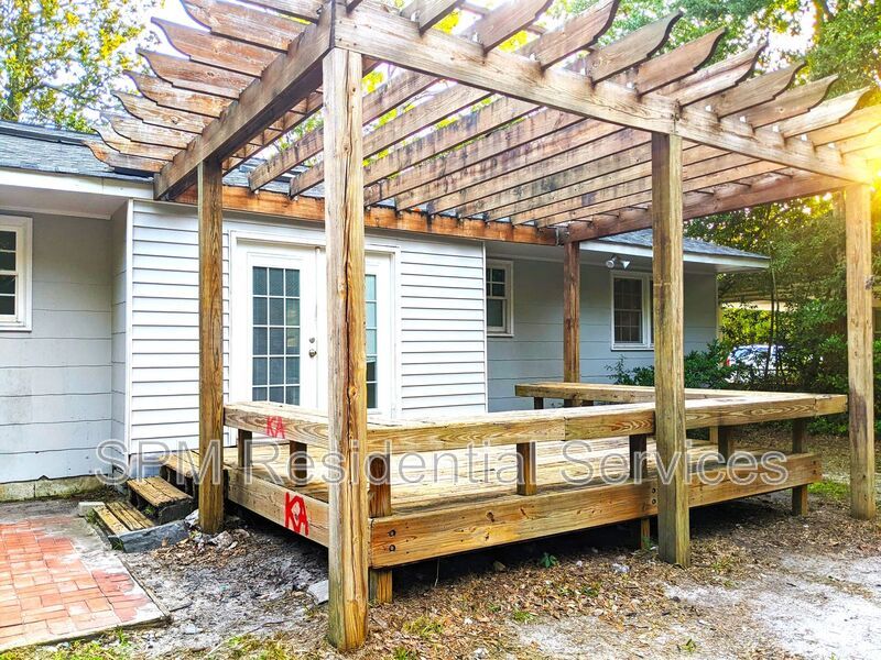 Great Location! 3 Bed 1 Bath - Hardwood Floors & Outdoor Shower property image