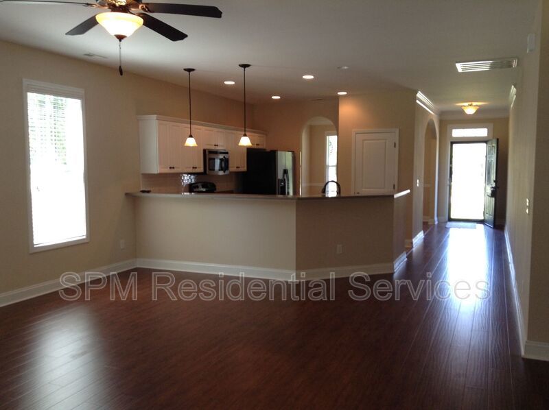 5 Bedroom and 3.5 Bathrooms in Quiet neighborhood Hampstead property image