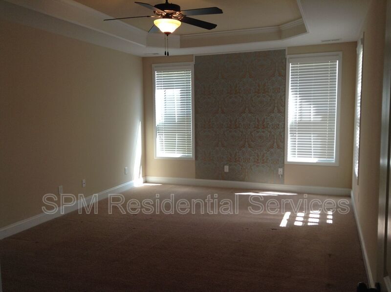 5 Bedroom and 3.5 Bathrooms in Quiet neighborhood Hampstead property image