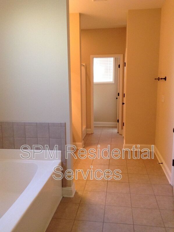 5 Bedroom and 3.5 Bathrooms in Quiet neighborhood Hampstead property image