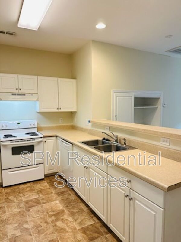 Perfect location for a 2 bedroom townhouse with private baths property image
