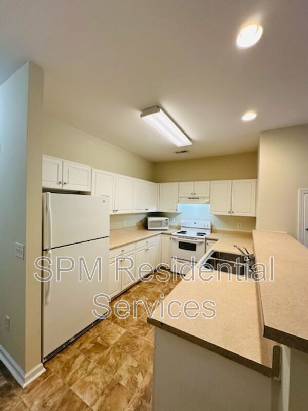 Perfect location for a 2 bedroom townhouse with private baths property image