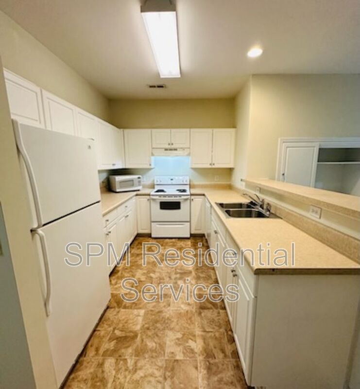 Perfect location for a 2 bedroom townhouse with private baths property image