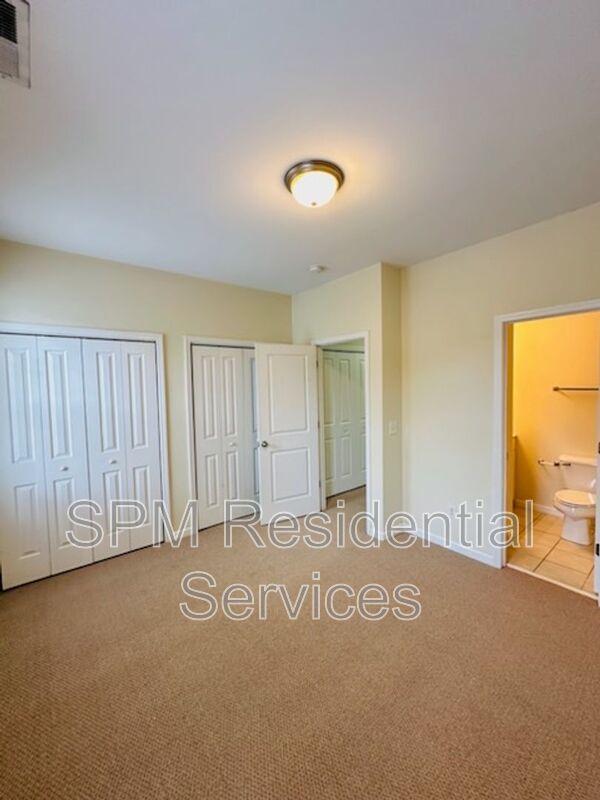 Perfect location for a 2 bedroom townhouse with private baths property image