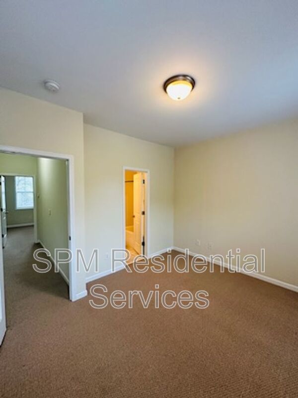 Perfect location for a 2 bedroom townhouse with private baths property image