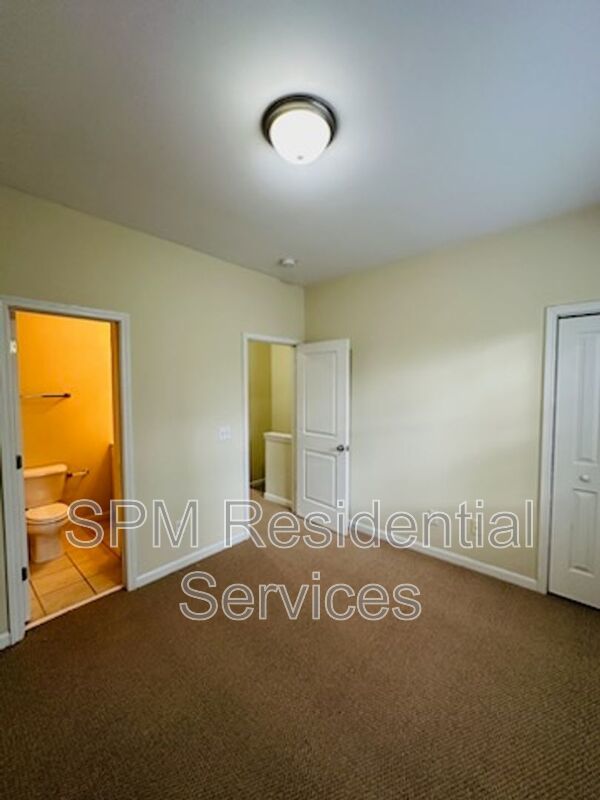 Perfect location for a 2 bedroom townhouse with private baths property image