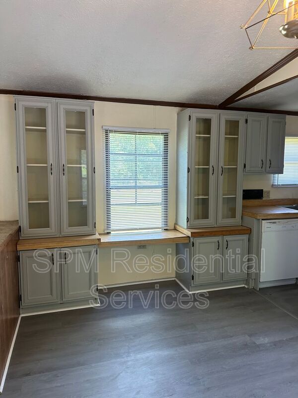 2 Bedrooms in Hampstead very quiet and peaceful neighborhood, New LVP, Freshly painted property image