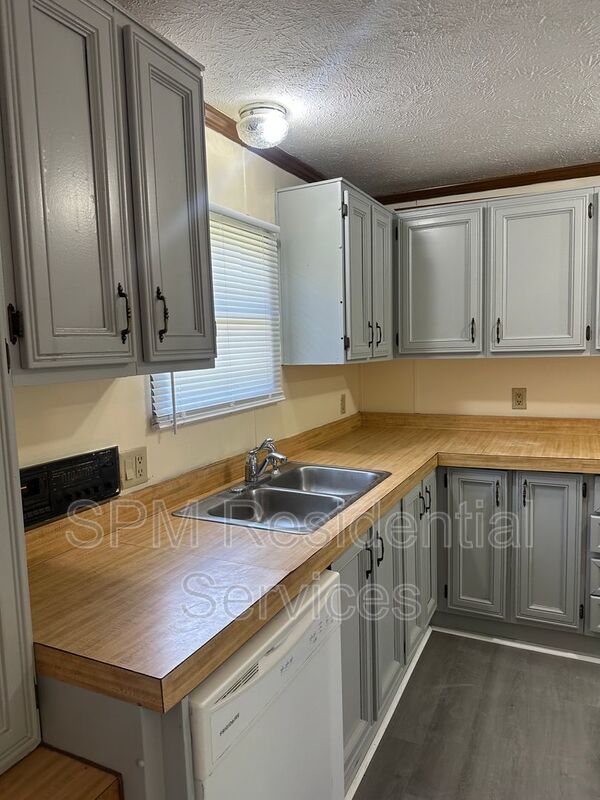 2 Bedrooms in Hampstead very quiet and peaceful neighborhood, New LVP, Freshly painted property image