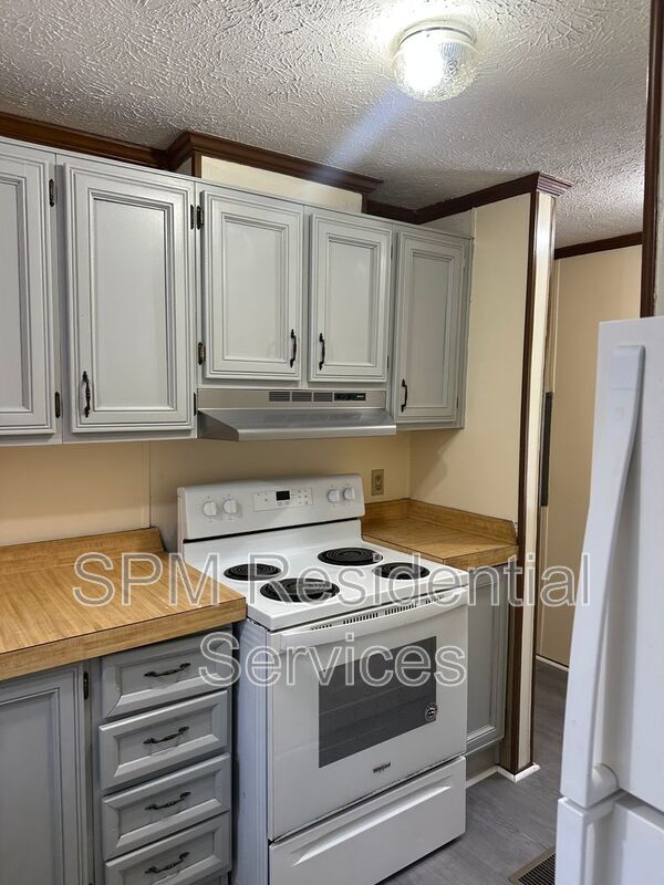2 Bedrooms in Hampstead very quiet and peaceful neighborhood, New LVP, Freshly painted property image