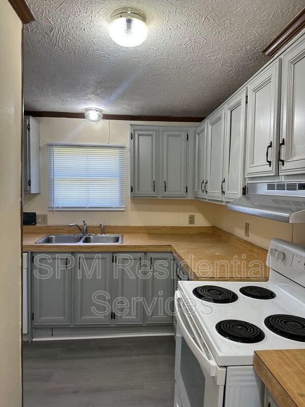 2 Bedrooms in Hampstead very quiet and peaceful neighborhood, New LVP, Freshly painted property image