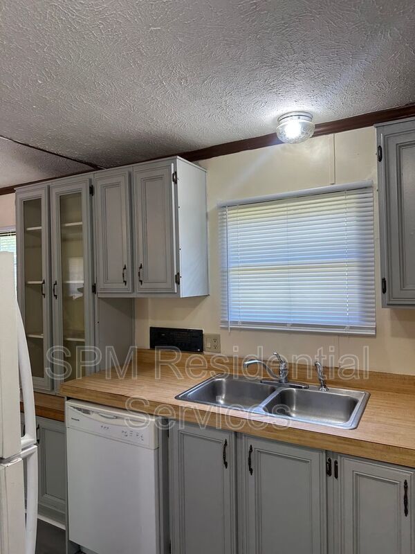 2 Bedrooms in Hampstead very quiet and peaceful neighborhood, New LVP, Freshly painted property image