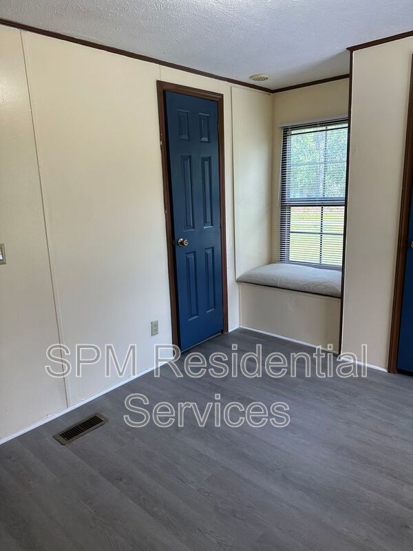 2 Bedrooms in Hampstead very quiet and peaceful neighborhood, New LVP, Freshly painted property image