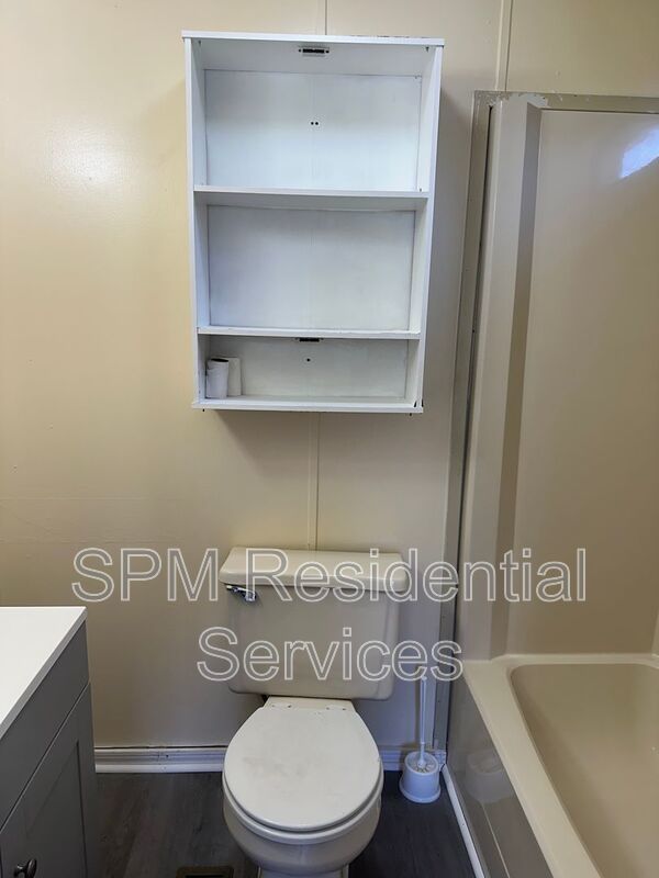 2 Bedrooms in Hampstead very quiet and peaceful neighborhood, New LVP, Freshly painted property image
