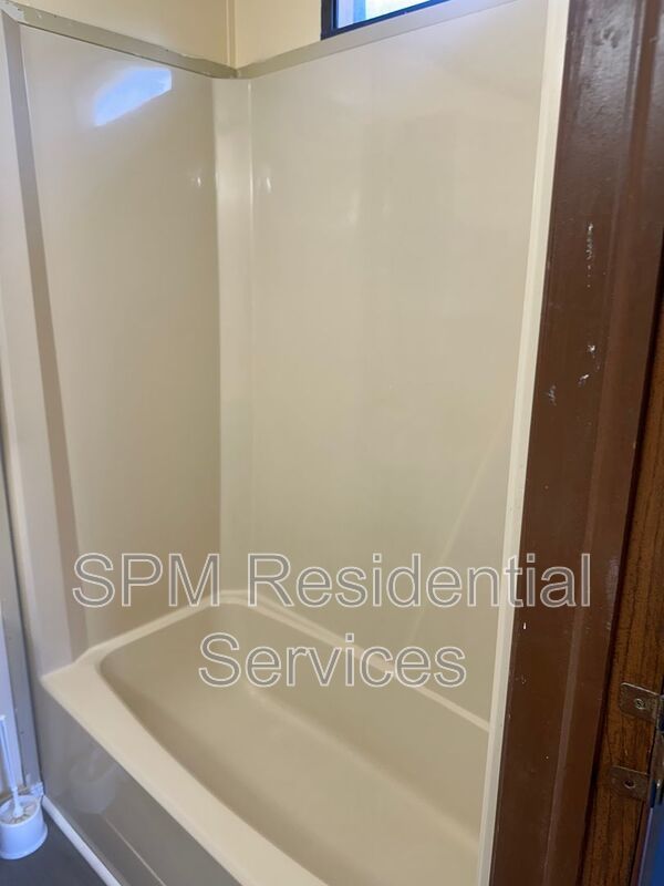 2 Bedrooms in Hampstead very quiet and peaceful neighborhood, New LVP, Freshly painted property image