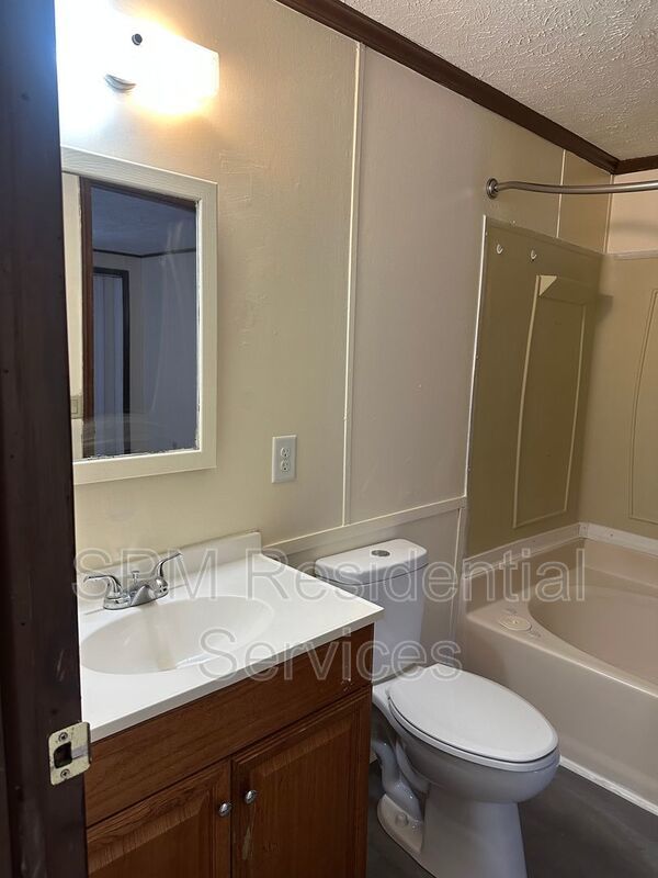 2 Bedrooms in Hampstead very quiet and peaceful neighborhood, New LVP, Freshly painted property image